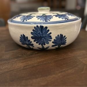 Louisville Stoneware Bachelor Button 3 Quart Casserole & Cover